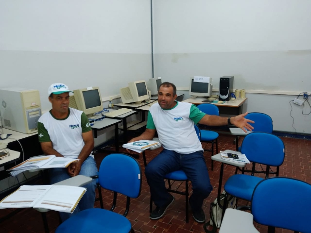 Os agricultores Gelson Domingos (de boné) e Rogério Robaina em sala de aula: mais qualificação (Foto: Vinícius Porto)
