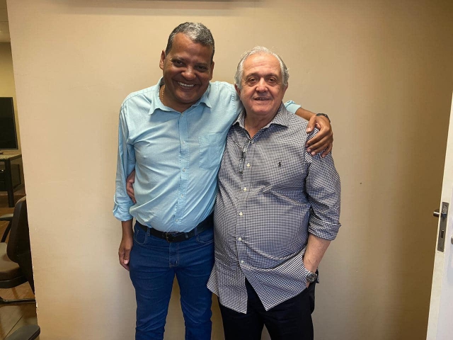 #TBT: foto de 11 de março em que o novo presidente, Clebson Guilherme, recebe as orientações do Sr. Nilson Magalhães (COVID-19: agora é sem abraço e sem aperto de mão)