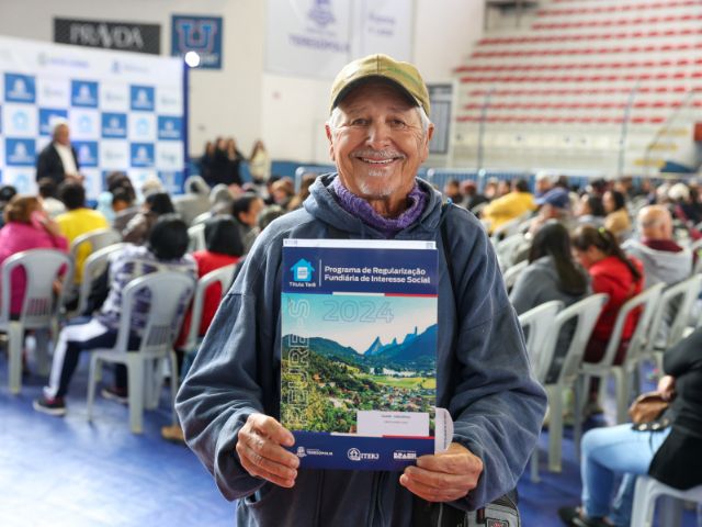 O sr. Carlos Alberto Dias é morador do Caleme. Emocionado, disse: “esse documento representa a segurança de possuir oficialmente a minha casa”.