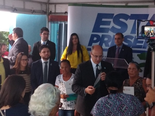 Governador entrega títulos do ITERJ em Arraial do Cabo