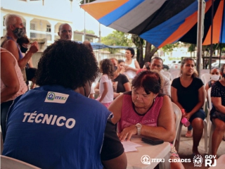 130 assinaturas são recolhidas pelo ITERJ na Praça do Mangueiral